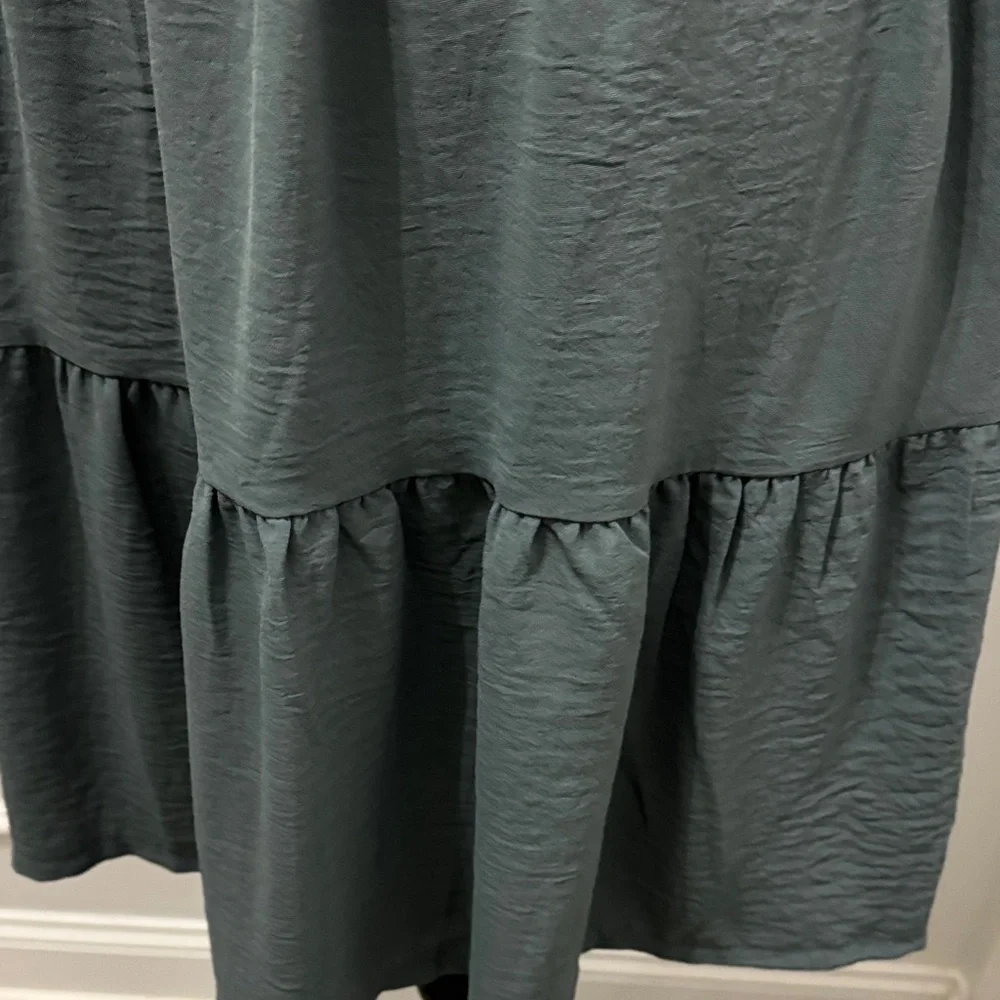 Elegant Sleeveless Green Dress Luxveer NWT size small - Picture 7 of 9